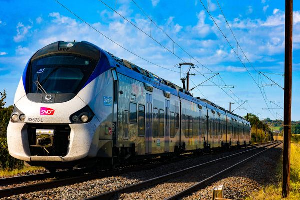 Le trafic SNCF est totalement interrompu ce jeudi matin sur la ligne Paris-Caen-Cherbourg. En cause ? Un camion encastré sous un pont dans l'Eure à proximité d'Évreux.