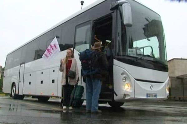 Le premier bus à partir de Reims ce dimanche matin est composé de bénévoles qui feront partis du service d'ordre mis en place pour éviter tout type d'incident.