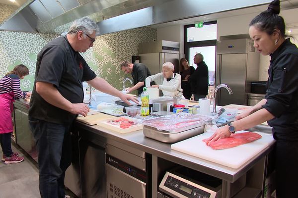 Quatre professionnels de la restauration mettent la main à la pâte pour confectionner des sushis.