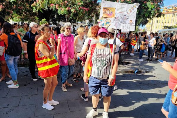 Les Atsem - Agent territorial spécialisé des écoles maternelles - se sont retrouvés Place Garibaldi avant d'entamer une marche dans les rues de Nice.