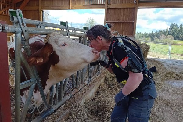 Angélique, agricultrice dans le Puy-de-Dôme, a fait le choix de l'exosquelette pour l'aider dans son travail.