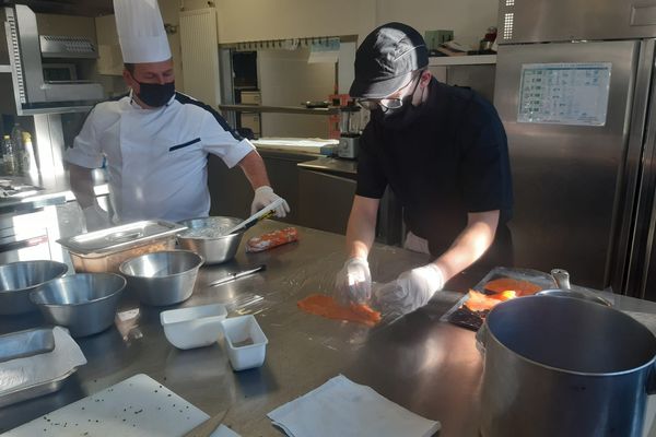 Le lycée professionnel hôtelier l'Arrouza de Lourdes en pleine préparation d'une truite des Pyrénées au score nutritionnel comparable à celui du Surimi!