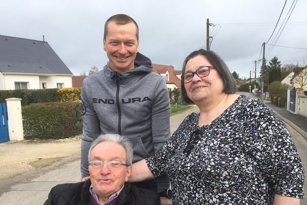 Ludovic Chorgnon avec Marie-Christine Jacques, présidente des "Coccinelles" et Bernard Jacques, malade de la neurofibromatose