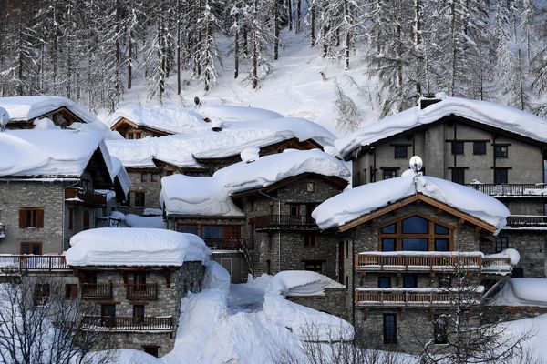 De nouvelles chutes de neige devraient ajouter entre 3 et 10 centimètres sur les massifs du Sancy et des Alpes.