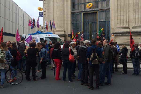 Une soixantaine de personnes se sont réunies, ce mardi matin, devant le commissariat de Poitiers pour protester contre la convocation de neuf manifestants, qui avaient envahi les voies SNCF à la gare de Poitiers, le 19 mai dernier.