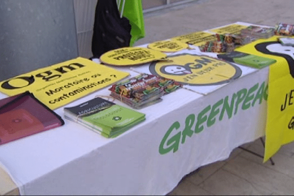 Les militants écologistes ont informé les consommateurs sur la présence d'OGM et de pesticides dans certains produits.