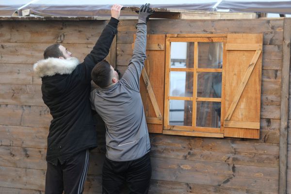 Les chalets ont été installés dans la ville pour permettre aux officines de réaliser des tests antigéniques en toute sécurité