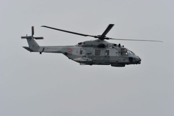 L'hélicoptère Caiman de la Marine nationale basé à Maupertus (50) a été engagé pour secourir un voilier au large de l'île d'Aurigny.