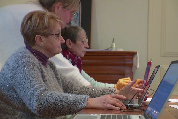 Dans le sud de la Sarthe, Ginette et Sylvie apprennent ensemble le b.a.-ba de l'informatique.