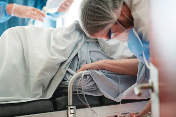 Un patient atteint du covid pris en charge à l'hôpital.