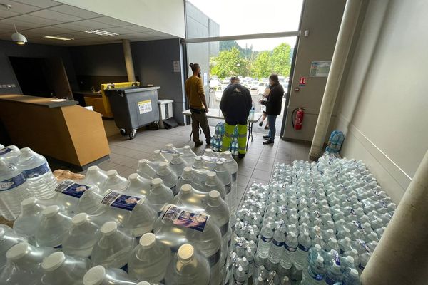 Saint-Geniez-d'Olt-et-d'Aubrac (Aveyron) - Des bouteilles d'eau sont distribuées par la municipalité à l'espace culturel, avenue d'Espalion. 15 juillet 2021.