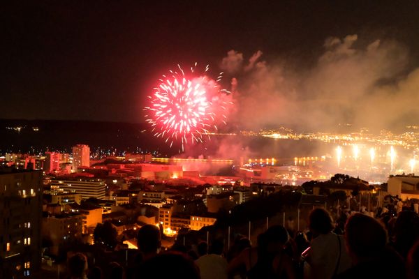 Feu d'artifice depuis la basilique de Notre Dame de la Garde, le 14 juillet 2024 à Marseille.