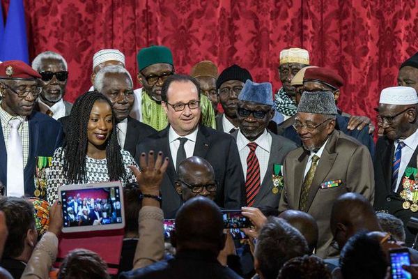 François Hollande (au centre) entouré par les vétérans qui représentent la dernière génération de combattants africains qui ont risqué leur vie pour la France sur les champs de bataille.