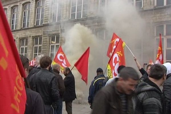 Des salariés de Sambre et Meuse devant le tribunal de commerce de Valenciennes. 