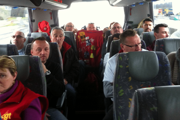 Une partie du comité de lutte de Goodyear Amiens, dans l'un des bus vers Paris, jeudi matin.