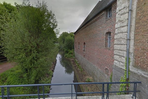 Le cours d'eau du Décours, au niveau de l'abbaye de Marchiennes. 