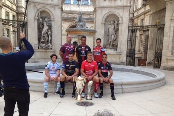 Les capitaines des clubs français de rugby en lice pour la Champions Cup posent devant le trophée tant convoité.