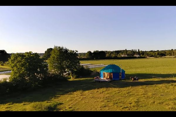 La yourte, logement écolo de Manuel Guérin pour se rapprocher de ses jardins et de ses poules