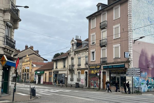 L'homme blessé par balles, aurait tenté de cambrioler un night shop sur le cours Berriat à Grenoble.