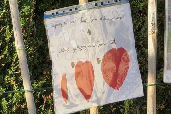 Des dessins d'enfants ont été installés dans la ville de Vimy (Pas-de-Calais) pour rendre hommage à Naël et Yanis, deux enfants de 8 et 10 ans tués avec leur maman dans un accident de voiture sur l'A26 samedi 16 novembre 2024.