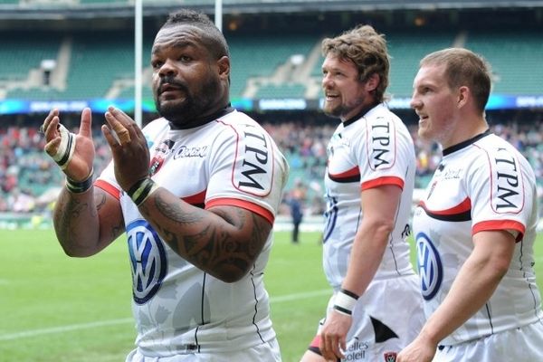 Mathieu Bastareaud remercie les supporters de Toulon après la victoire du RCT face à Saracens, le 28 avril 2013