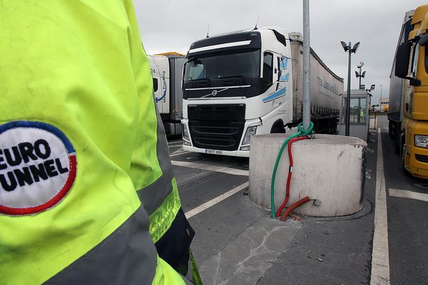 Eurotunnel hausse le ton contre la police.