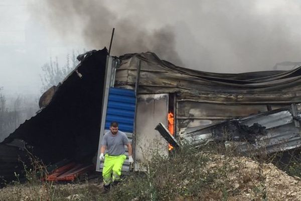 Une partie de l'entrepôt TRB-Texier touché par un incendie samedi 17 septembre, le feu n'a pas encore circonscrit dimanche matin. Beaugency, le 18 septembre 2016.