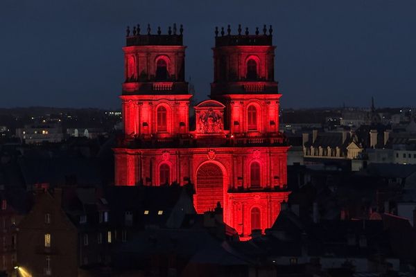 La cathédrale de Rennes illuminée en rouge, symbole du sang des chrétiens martyrisés.