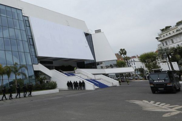 Exercice de sécurité devant le Palais des festivals, à Cannes, en avril 2016