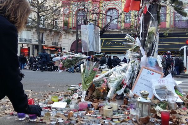 Les hommages aux victimes ne faiblissent pas, comme ici, devant le Bataclan. 