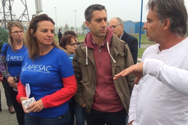 François Ruffin devant Sanofi à Mourenx avec Marine Martin, fondatrice de l'Apesac (association d'aide aux parents d'enfants souffrant du syndrome de l'abri-convulsant), lié à la prise de Depakine pendant la grossesse. 