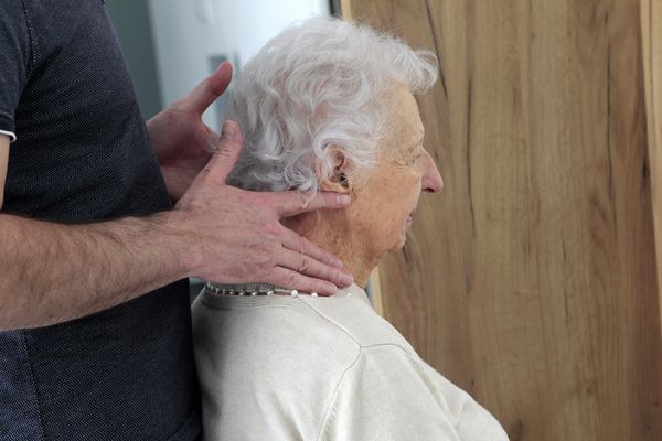 Une personne âgée qui vit dans une résidence senior participe à une séance de kinésithérapie. (Illustration)