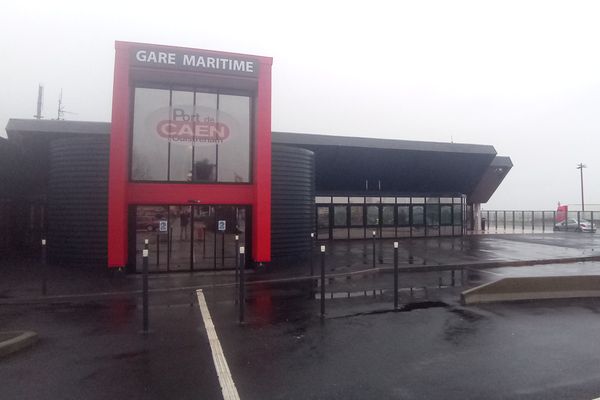 A la gare maritime, le transport de personnes et de marchandises vers le Royaume-Uni sont limités pendant au moins 48 heures, lundi 21 décembre 2020.