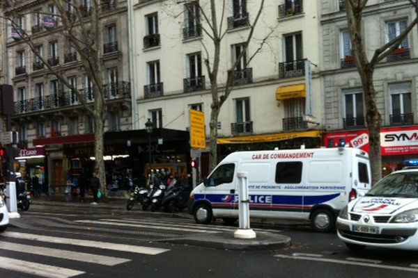 Un périmètre de sécurité mis en place aux abords du boulevard Barbès, dans le 18ème arrondissement de Paris.