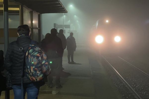 Des passagers de la ligne POLT attendent l'arrivée de leur train en gare de Gourdon (Lot) vendredi 26 janvier.