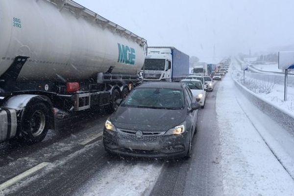 Prudence si vous devez prendre la route en raison de pluies verglaçant et de neige (Archives)