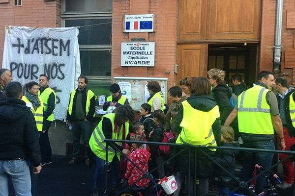 Les parents d'élèves ont mené leur action devant l'école Ricardie, de Toulouse. 