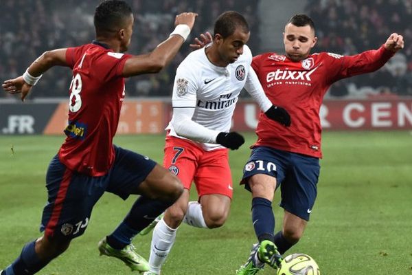 Le Parisien Lucas Moura à la lutte avec les Lillois Salomon Kalou (de dos) et Marvin Martin.