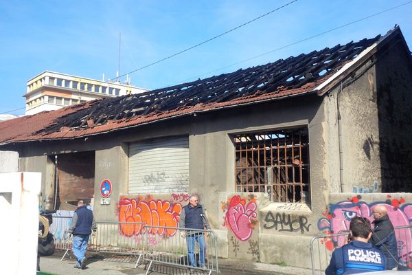 Le bâtiment touché à l'intérieur par l'incendie