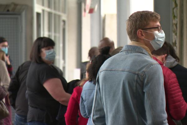 File d'attente pour se faire tester à la Covid-19 devant un laboratoire de Limoges 