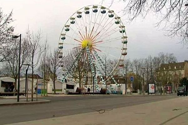 La grande roue installée sur la place de la République, à Dijon, est à l’arrêt à l’approche de la perturbation Dirk