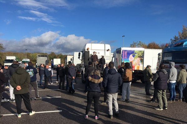 Plusieurs dizaines de forains ont manifesté ce mercredi matin 28 octobre dans les rues de Nancy contre l'annulation de la foire d'automne par le préfet de la Meurthe-et-Moselle.  