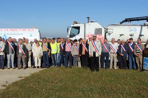 La manifestation des élus à Civray (86)