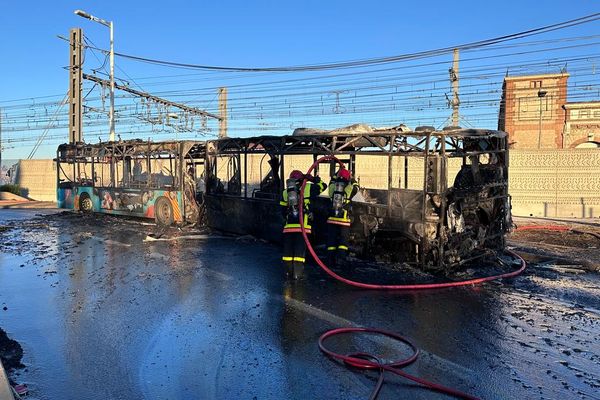 Un départ de feu a totalement ravagé un bus à Perpignan, dans les Pyrénées-Orientales, ce lundi 18 décembre 2023, sans faire de blessé.