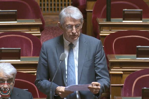 Yannick Vaugrenard, sénateur de Loire-Atlantique posant une question au Ministre de la Santé concernant les suites des recherches sur les cancers pédiatriques à Sainte-Pazanne.