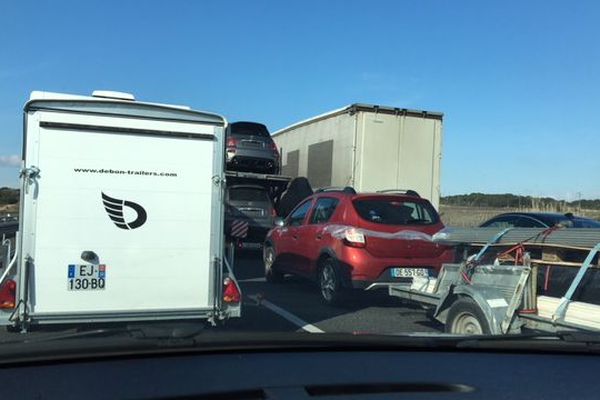 Des dizaines de kilomètres de bouchon ce matin sur l'A9 à cause des camions bloqués par la vigilance orange neige verglas - 20 mars 2018