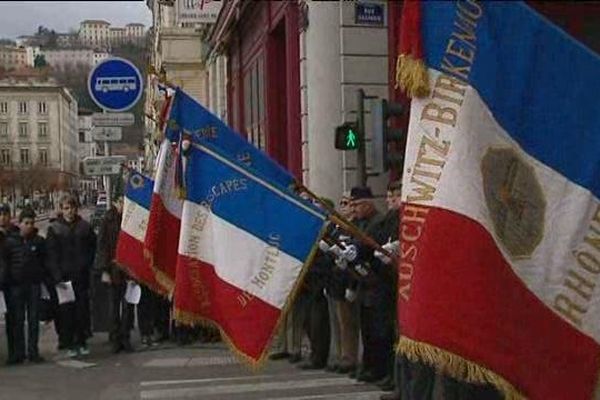 Un centaine de personnes était réunie devant le veilleur de pierre.