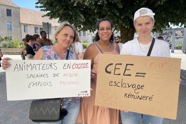 Anne Coutenay entourée de deux collègues