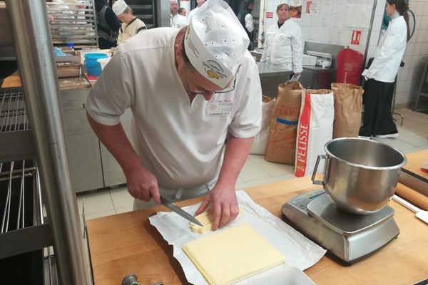 Le feuilletage est la première épreuve de ce concours nationale de galette des rois.