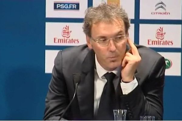 Laurent Blanc agacé par une question lors de sa présentation à la presse au point de faire un doigt d'honneur ? On vous laisse juge.